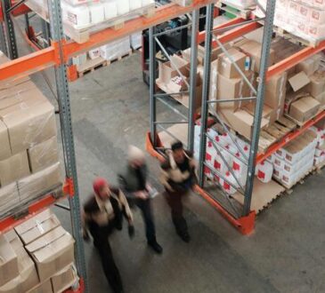 entrepôt avec colis sur étagères